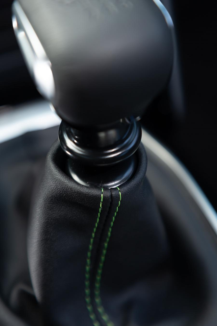 Детали интерьера Peugeot e-2008 GT (Digital White) 2019 года  (WW) (фото 92 из 119)